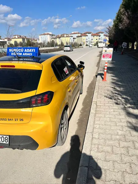 B Otomatik Araba Ehliyeti için eğitim görseli